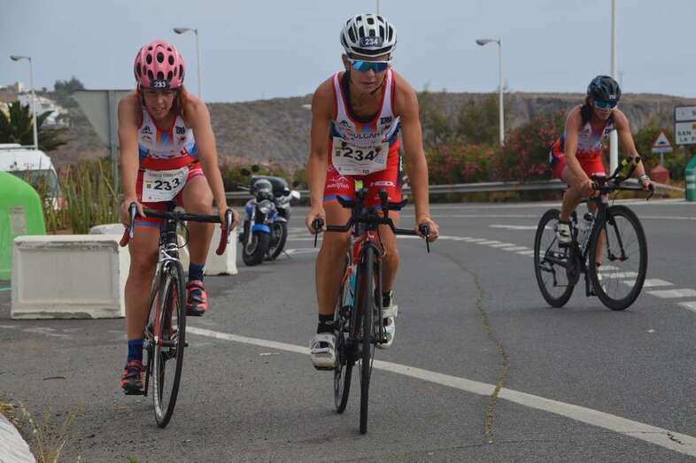 Uno de los equipos rodando en bicicleta por la circunvalación (Foto TA)